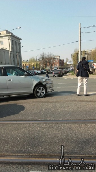 Два чуда перекрыли трамваи на Проспекте Обуховской обороны.