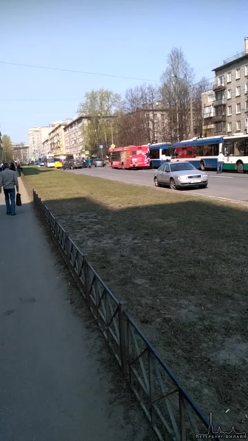 Проспект Металлистов у улицы Федосеенко полностью перекрыт из за ДТП с участием трёх автомобилей