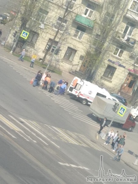 На перекрестке Новочеркасского и Республиканской улицы сбили человека, сейчас уже проезду не мешают,...