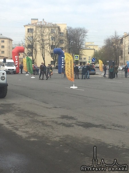 На площади Кирова скоро стартанут бегуны.... И скорее всего по Стачек в сторону Комсомольской площа...