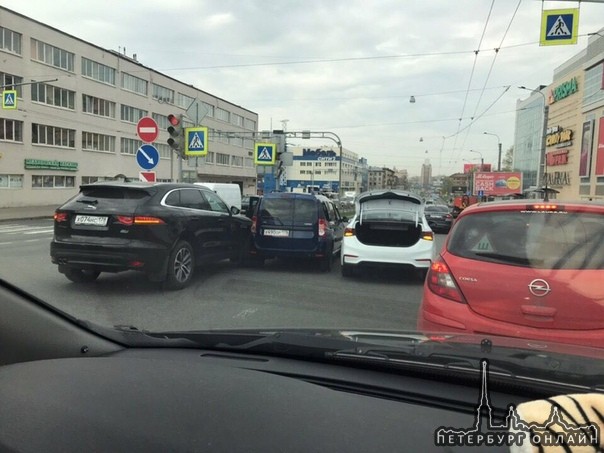 На пересечении Полюстровского и Кантемировского, у Европолиса, в сторону центра, с утра встретили...