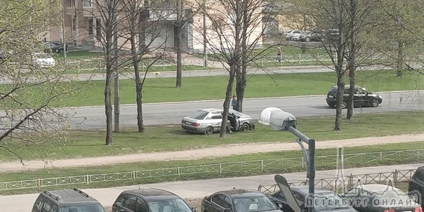 Около 10 утра, напротив дома 49 по проспекту Непокорённых, девушка на Audi 80 совершила наезд на дер...