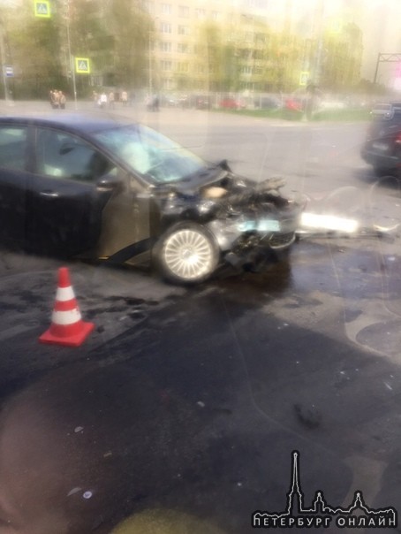 На перекрёстке Дунайского и Купчинской улицы сильно разбились ford фокус и Опель . Второй участник в...