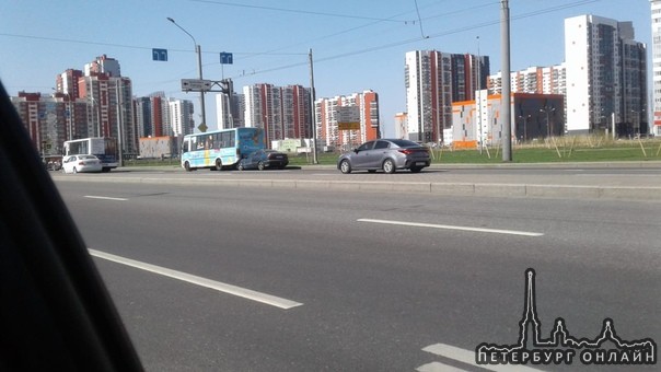 На Ленинском водитель иномарки, предположительно в сао, припарковался в маршрутку