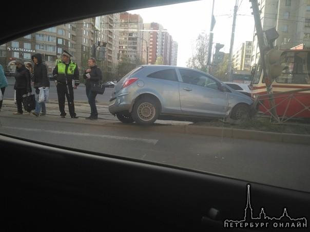 На перекрестке Асафьева и Энгельса, Опель напал на светофор.