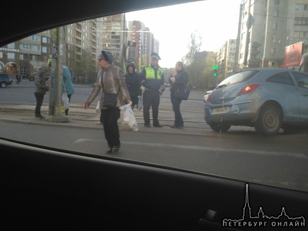 На перекрестке Асафьева и Энгельса, Опель напал на светофор.