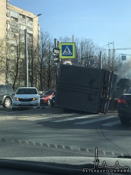 Фургон завалили на перекрестке Пискаревского проспекта и Маршала Блюхера...