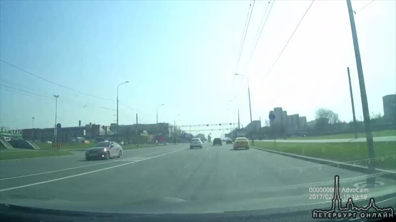 Видео к аварии, которая произошла 25 апреля на перекрестке ул. Чекистов и ул. Партизана Германа межд...