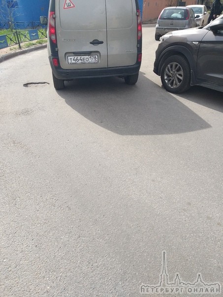 У дома 6/1, по улице Уточкина, Renault снес зеркало Ниссану и уехал с места дтп.