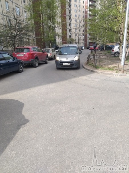 У дома 6/1, по улице Уточкина, Renault снес зеркало Ниссану и уехал с места дтп.