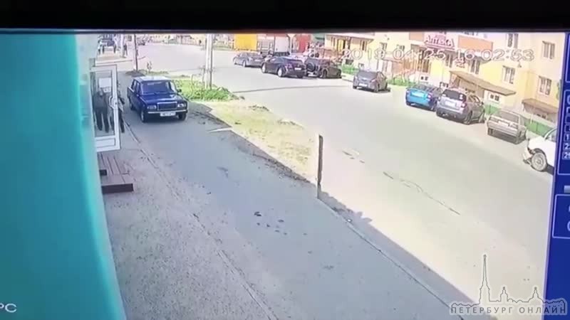 Видео с камеры наблюдения недавней аварии в Шушарах где праворульная Honda врезалась в Nissan Кашкай...