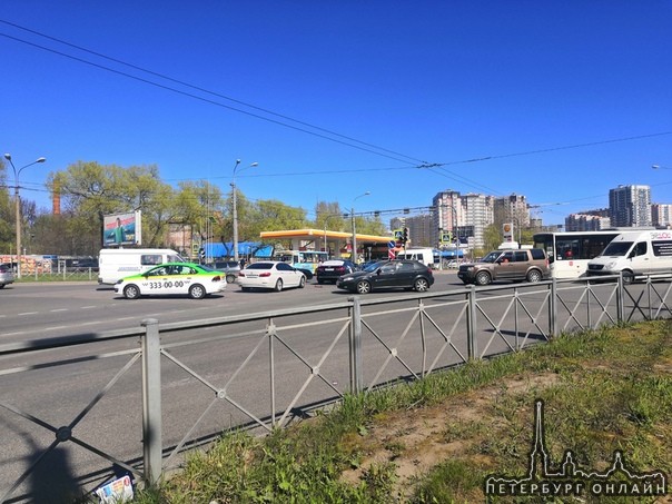 БМВ въехал в Яндекс такси на пересечении Полюстровского и Кантемировской дпс нет, пострадавших нет.