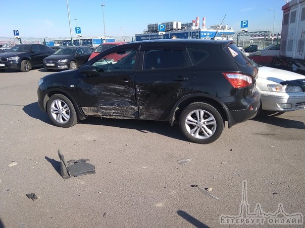 Вот такой замес произошел сегодня с утра на долгосрочной парковке аэропорта Пулково. Дамочка на БМВ ...