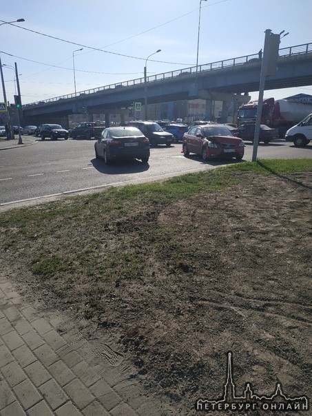 На Суздальском пр. в сторону Руставели пробка из-за ДТП между двумя КИАми.