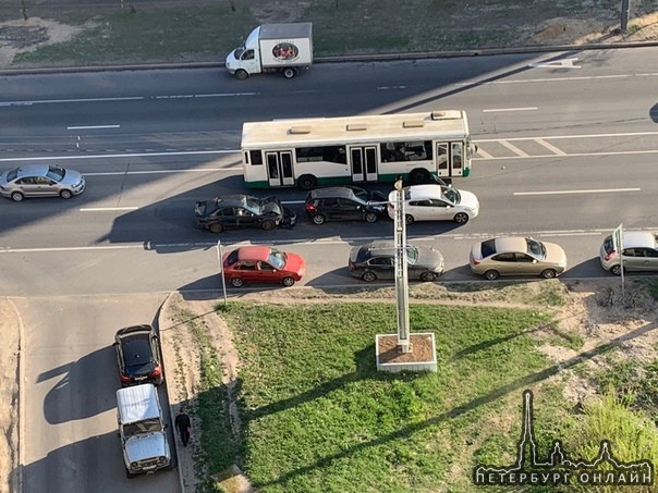 На Ленинском проспекте 79 собрался паровозик из двух черных и одного белого автомобилей, Галант, Си...