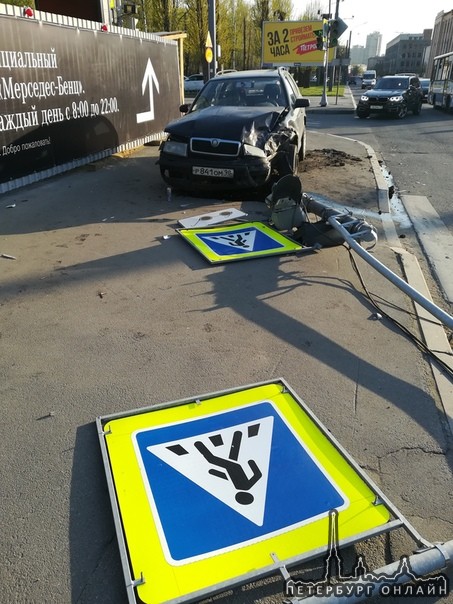 На Светлановском 2А skoda сбила светофор у пешеходного перехода.