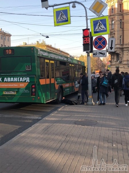У метро Чкаловская человек упал или залез под колеса автобуса. Живой.