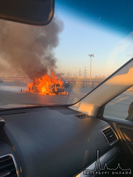 На КАД в районе Софийской горит автомобиль, Пробка собралась в сторону Мурманки.