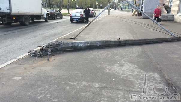 У перекрёстка проспекта Ветеранов и улицы Козлова, водитель грузовика снес столб электропередачи