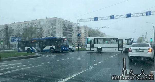 На перекрёстке Суздальского и Гражданского проспекта притерлись троллейбус, легковушка и маршрутка. ...