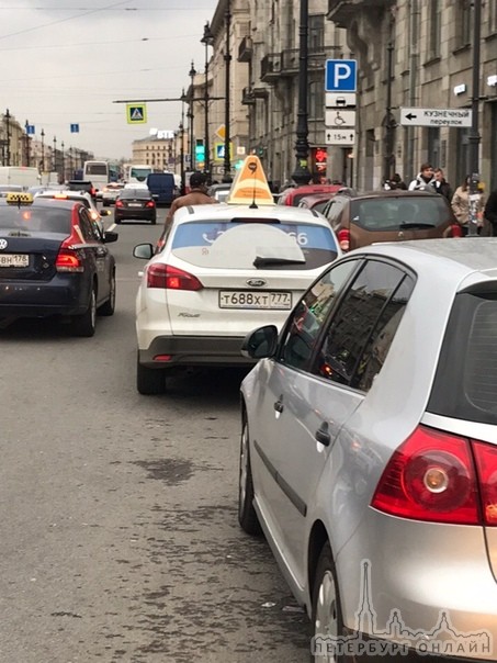 Лихой таксист скрылся с места ДТП на Лиговском проспекте у дома 48 после контакта со стоящим Гольф...