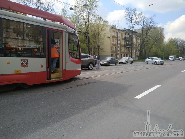 Из-за ДТП на пересечении 2-го Муринского и ул.Орбели встало трамвайное движение в обе стороны. Проез...