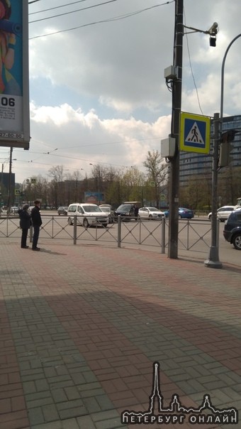 Авария на пересечении Полюстровского и Пискаревского проспектов. Стоят по центру дороги.