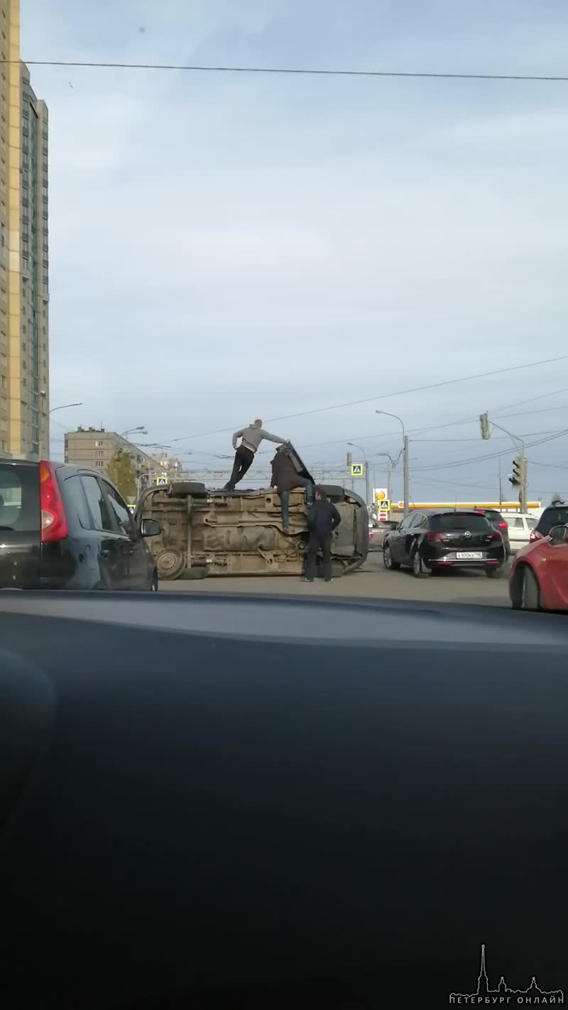 РАВ4 завалил фургон СК РФ на перекрестке Индустриального и Передовиков