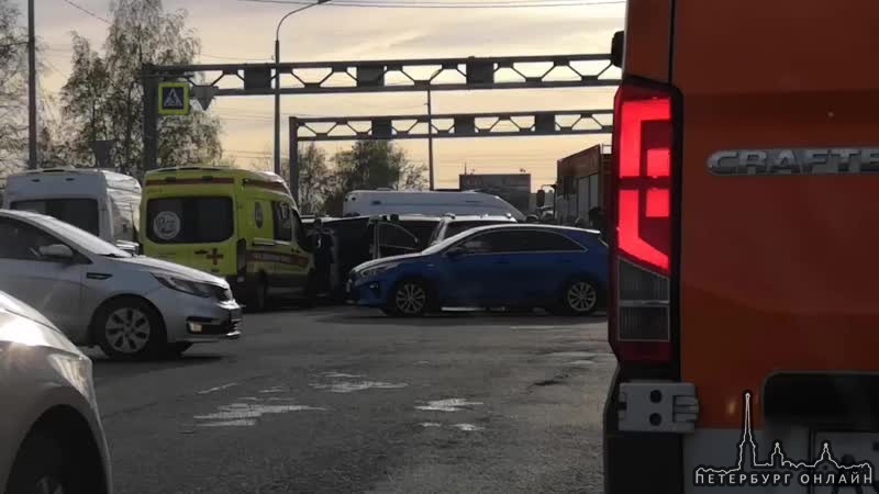 РАВ4 завалил фургон СК РФ на перекрестке Индустриального и Передовиков