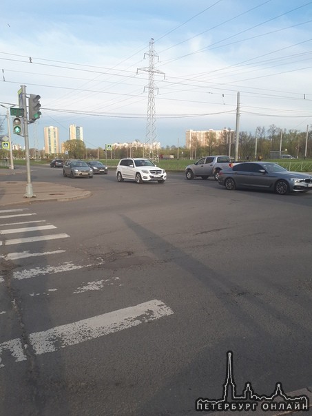 На перекрестке Десантников и дублера Петергофского шоссе обвисли провода над правой полосой в сторон...