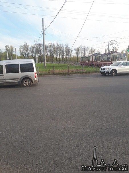 На перекрестке Десантников и дублера Петергофского шоссе обвисли провода над правой полосой в сторон...