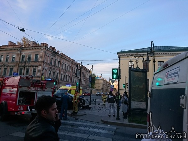 На пересечение Шпалерной и Чернышевской произошло серьезное ДТП. Службы на месте. Мужчина из машины ...