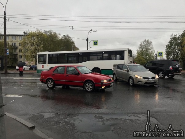 Киа полюбила 72й автобус на перекрестке Новоизмайловского и Бассейной. Проезд не сильно затруднен.