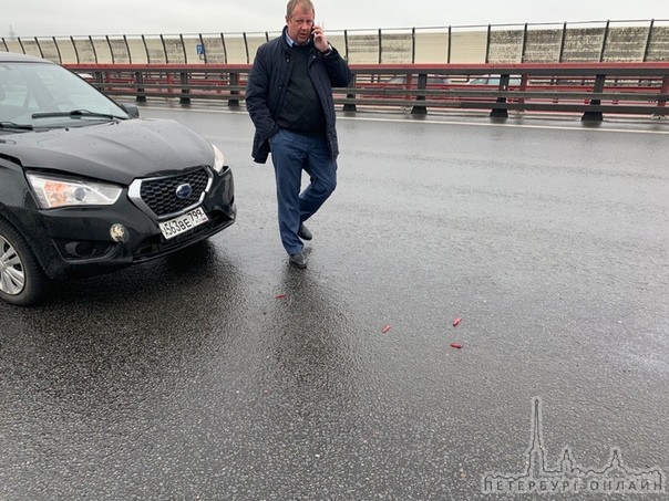 На внешней стороне КАД после Большого Обуховского моста паровозик из трех автомобилей занял одну пол...