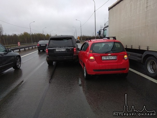 На Мурманском шоссе Range Rover перестраиваясь задел Chevrolet Aveo.