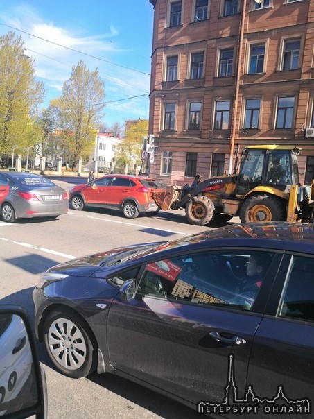 Трактор помял заднюю дверь хетчбэк на Обводном , перед Черняховского .