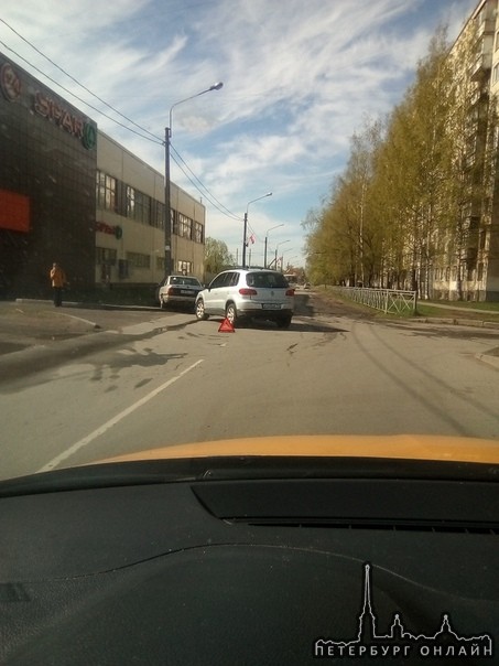 Странное ДТП в посёлке Металлострой, на Садовой улице. Volkswagen отправил легковушку в столб.