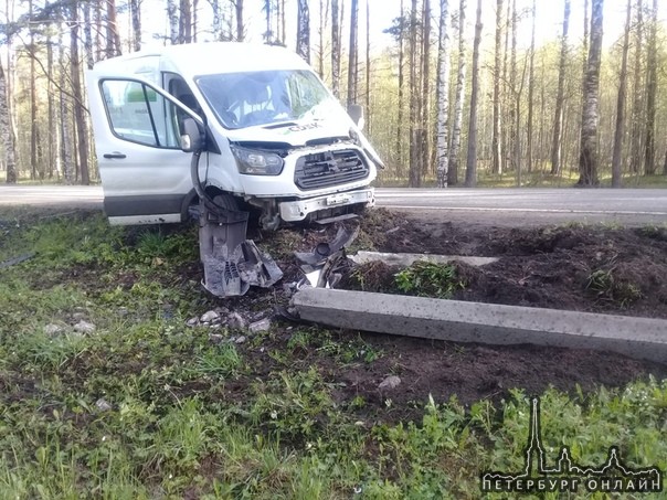 Утром фургон экспресс доставки остановил столб в 2 км до Лисьего Носа