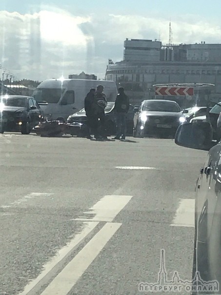 У моста Александра Невского сбили мотоциклиста