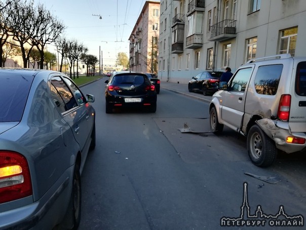 На Новочеркасском пр. 59 Опель протаранил 3 машины, объезд по тротуару.