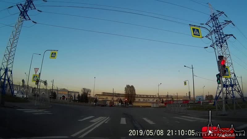 БМВ пролетая на красный по Витебскому, снес встречному ЯндексДрайву бампер, который поворачивал нале...