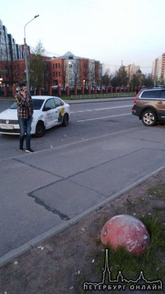 На улице Бадаева Volvo забодал Яндекс такси