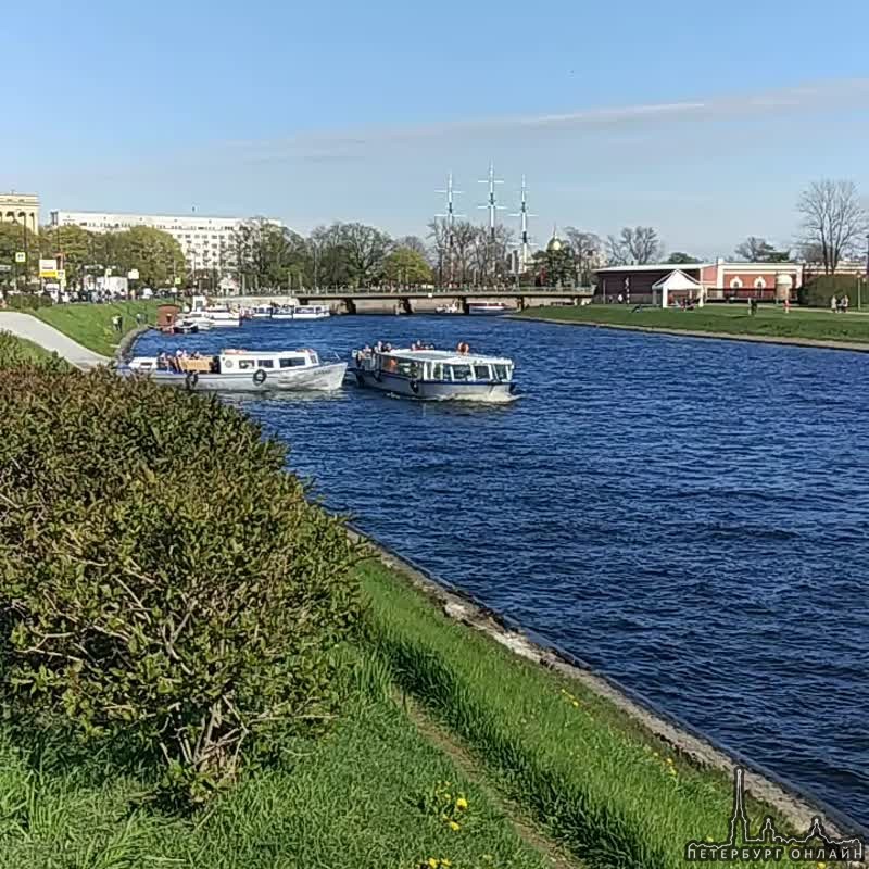 В Кронверкском проливе, столкнулись два плавсредства, обошлось без жертв, потерян только спасательны...