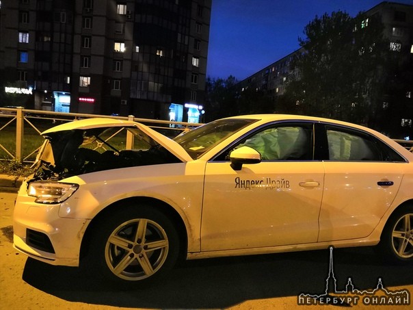 На улице Димитрова минус Audi у Яндекс драйва, это та-тал.... Жаль машину.