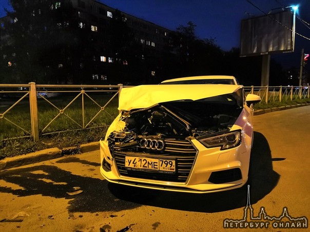 На улице Димитрова минус Audi у Яндекс драйва, это та-тал.... Жаль машину.