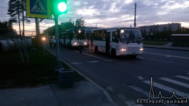 При подъезде к перекрёстку пр.Ветеранов и ул.Лётчика Пилютова, троллейбус подтолкнул автобус-маршрут...