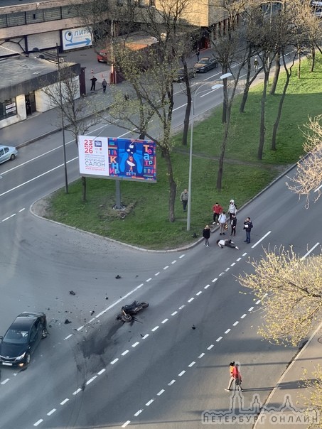 Сбили мотоциклиста на пересечении Лиговского и Цветочной, в 19:25.