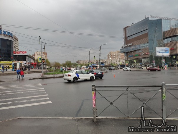 На перекрестке Белы Куна и Бухарестской, Я.драйв въехал в бок разворачивающегося Фольксвагена.