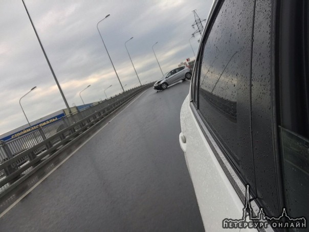 На съезд с КАД в сторону Пулковского шоссе, девушка не справилась с управлением влетела в ограждения...