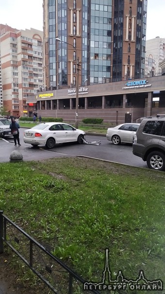 Пулковская улица стоит. Встретились трое, среди них машина каршеринга. Объезд через дворы.